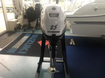 buitenboordmotor in showroom