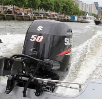 buitenboordmotor gemonteerd op boot