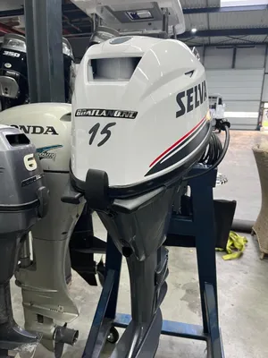 buitenboordmotor in showroom