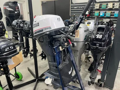 buitenboordmotoren in showroom