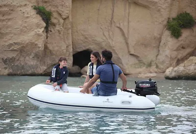 Opblaasbare boot met drie personen