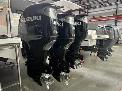 buitenboordmotoren in magazijn