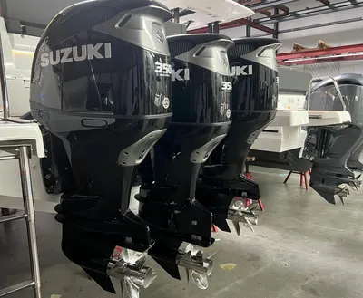 vier buitenboordmotoren in loods