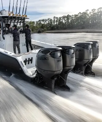 Snel vaartuig met drie buitenboordmotoren