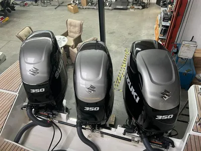 drie buitenboordmotoren in werkplaats