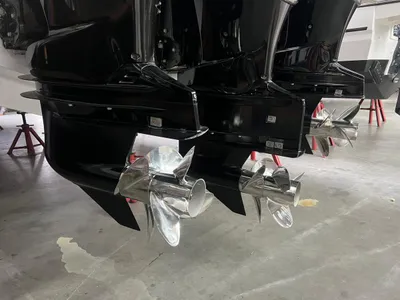 buitenboordmotoren met propellers in werkplaats