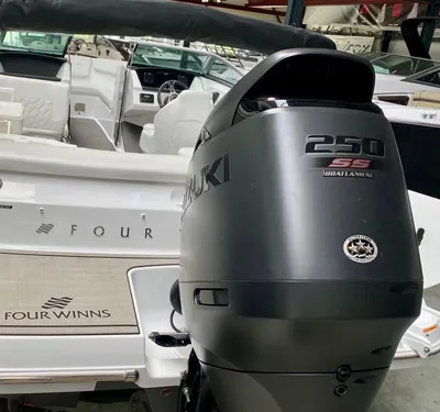 achterkant van boot met buitenboordmotor