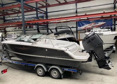 motorboot op trailer in opslagloods