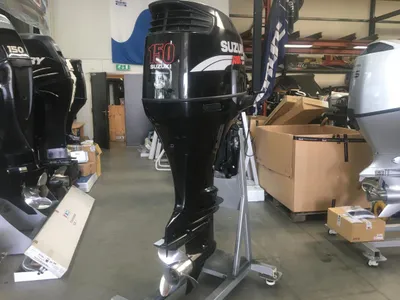 buitenboordmotor in showroom