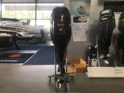 buitenboordmotor in showroom