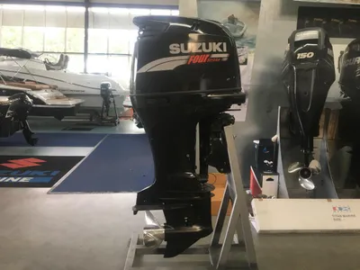 buitenboordmotor in showroom