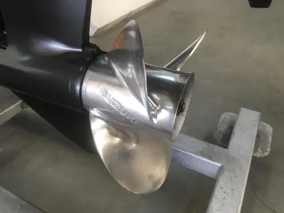 schroef en motoronderdeel in werkplaats