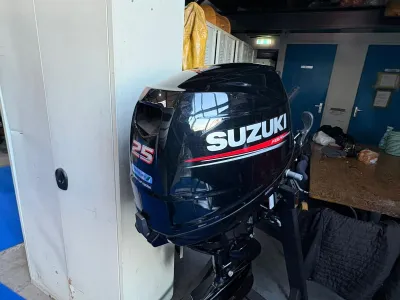 buitenboordmotor in werkplaats