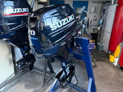 buitenboordmotor in werkplaats