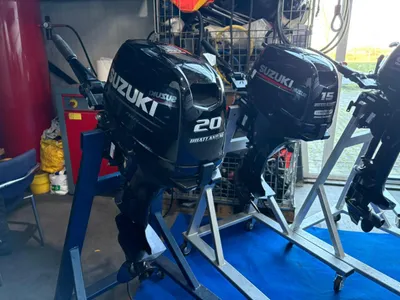 buitenboordmotoren op standaards in werkplaats