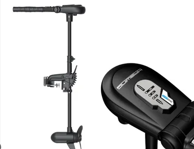 elektrische buitenboordmotor op witte achtergrond