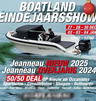 kleine consoleboot op water met bestuurder