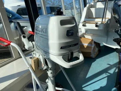 buitenboordmotor in showroom