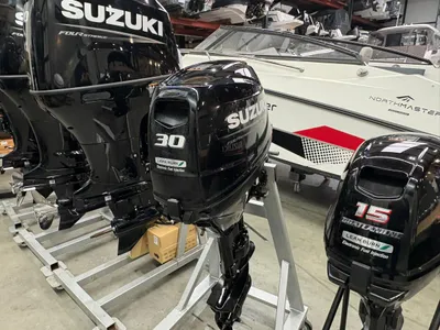 buitenboordmotoren in showroom