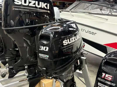 buitenboordmotor in showroom