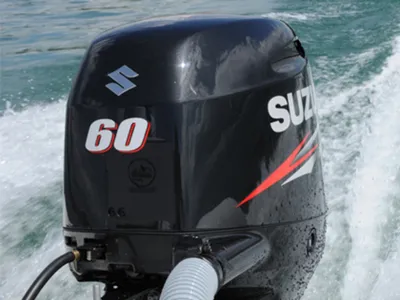 buitenboordmotor op varend vaartuig