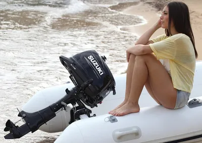 vrouw op rubberboot met buitenboordmotor