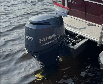 buitenboordmotor bevestigd aan achterzijde boot
