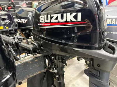 buitenboordmotor in showroom