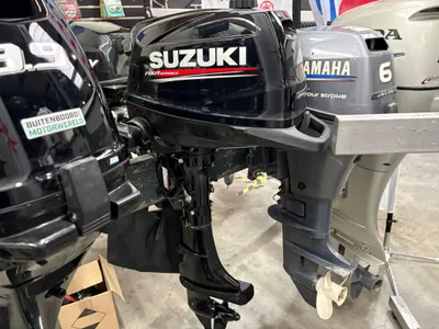 buitenboordmotor in showroom