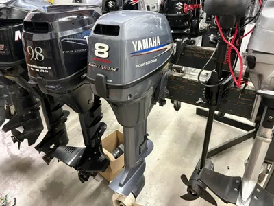 buitenboordmotoren in opslagruimte