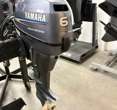 buitenboordmotor in werkplaats