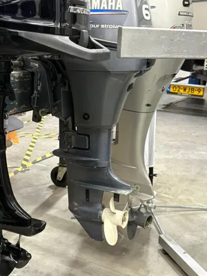 buitenboordmotor met propeller in werkplaats