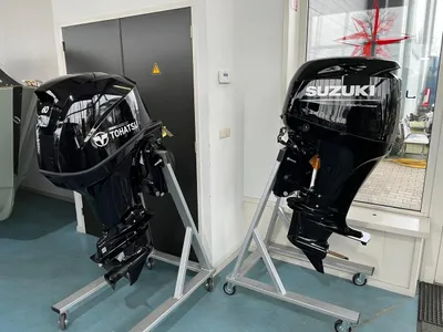 twee buitenboordmotoren in showroom