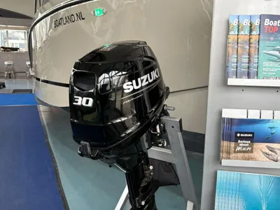 buitenboordmotor in showroom