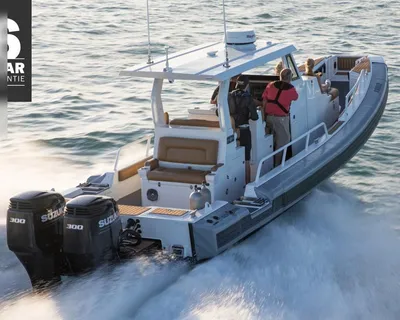ribboot met twee buitenboordmotoren en bemanning