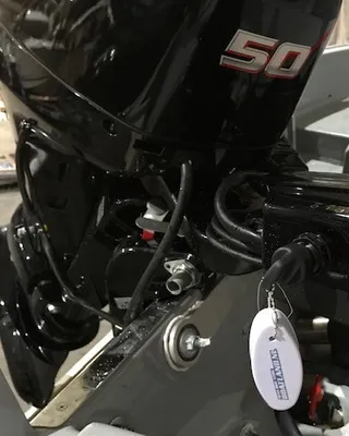 close-up van buitenboordmotor bediening