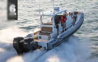 rubberboot (RIB) met passagiers op zee