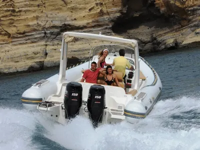 rubberen RIB met mensen en twee buitenboordmotoren