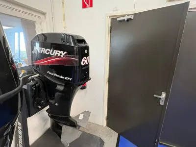 buitenboordmotor in binnenruimte