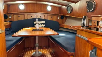 kajuitinterieur met tafel en zitplaatsen