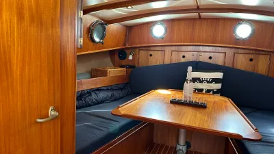 interieur kajuit met houten wand en salontafel