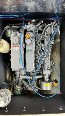 motorruimte met dieselmotor en slangen