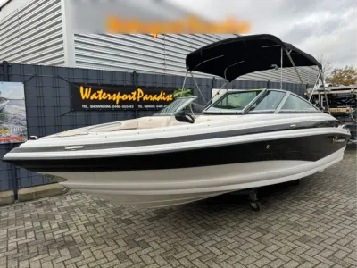 boot op trailer bij showroom