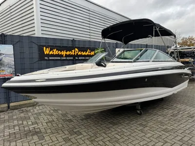 boot op trailer bij showroom