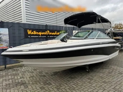 bowrider op trailer bij showroom