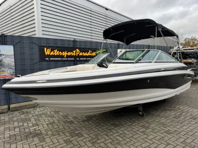 sportboot op wal bij showroom