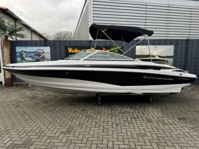 zwart-witte speedboot op trailer bij gebouw
