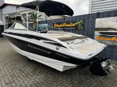 sportieve bowrider buiten bij showroom