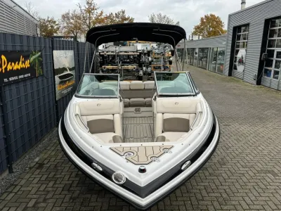 vooraanzicht van bowrider op parkeerplaats