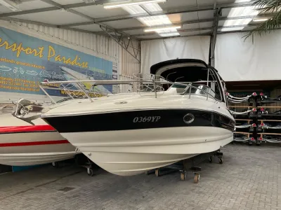 motorboot in een overdekte showroom